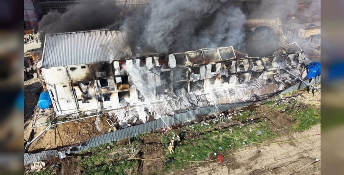 Esenyurt'ta işçi konaklama konteyneri alevlere teslim oldu, sağlık ekipleri müdahale etti