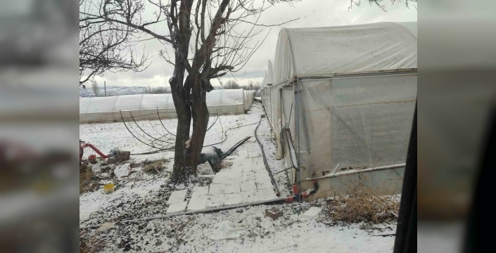 Eskişehir'de seralar buz kıskacında, çiftçiler ateşle mücadele ediyor