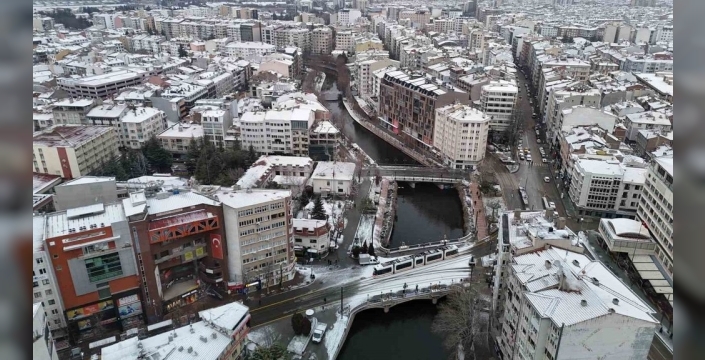 Eskişehir'de yılın son karıyla beyaz örtü