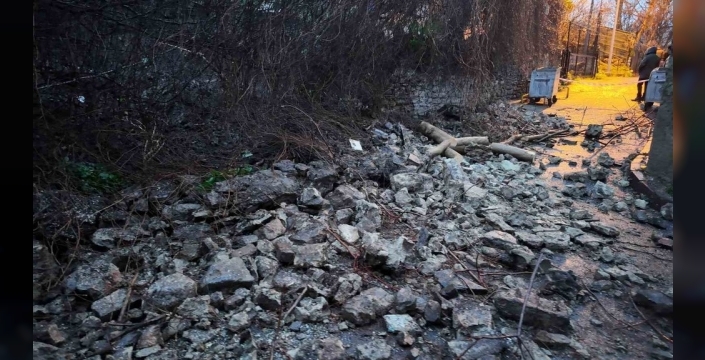 Fatih’te sağanak sonrası istinat duvarı çöktü