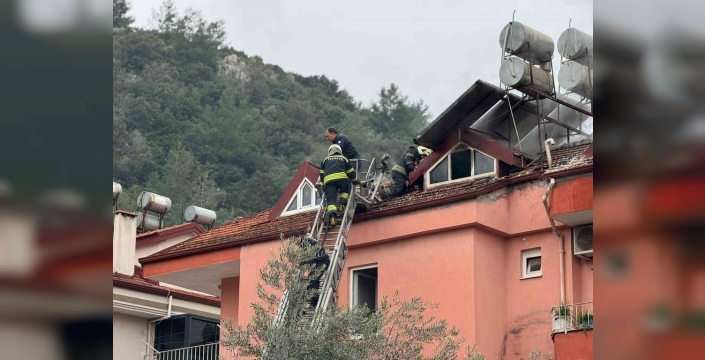Fethiye'de korkutan yangın: Üç katlı evin çatı katı alevlere teslim oldu!