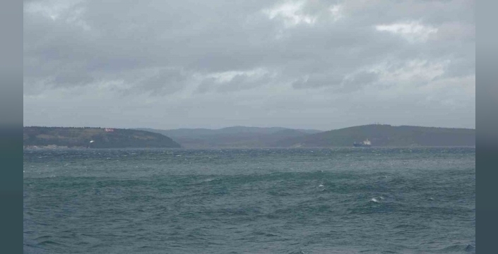 Fırtına Çanakkale Boğazı'nı Teslim Aldı: Gemiler Bekliyor