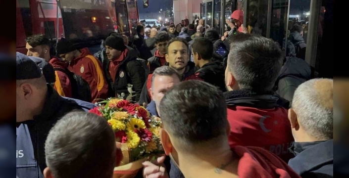 Galatasaray, Fethiye'de çiçekler ve meşalelerle karşılandı