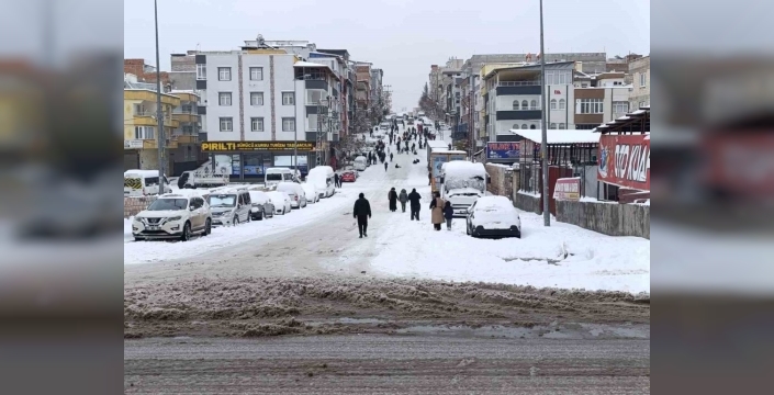 Gaziantep'te çocuklar karla kaymanın tadını çıkarıyor