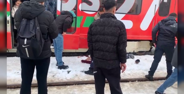 Gaziantep'te tramvayın çarptığı adam hastaneye kaldırıldı