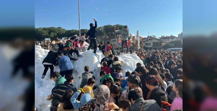 Germencik'te çocuklara karneleriyle birlikte kar sürprizi yapıldı