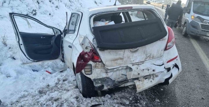 Gölbaşı'nda yağmur kazası: Kayan otomobil yol kenarındaki araca çarptı, 1 yaralı