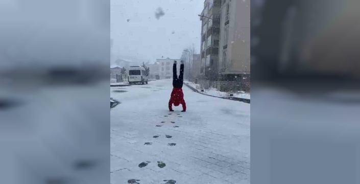 Guinness rekortmeni judocu kar sevincini 20 geri taklayla kutladı