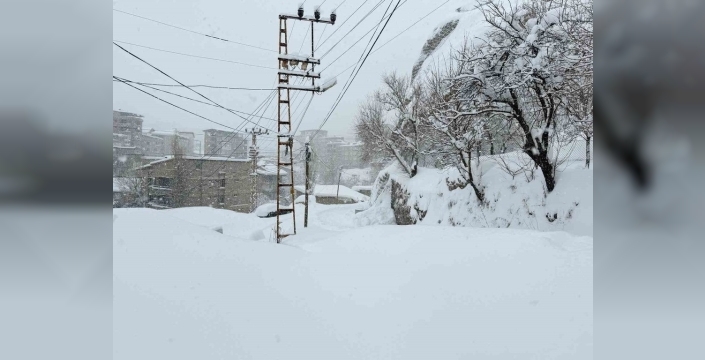 Hakkari'de kar esareti: 89 köy ve mezra yolu ulaşıma kapandı