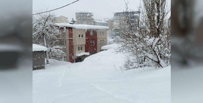 Hakkari’de yoğun kar yağışı okulları vurdu: 1 gün tatil!