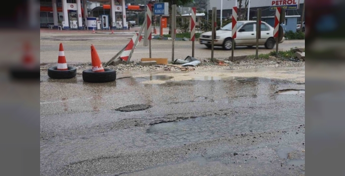 Hatay'da çukura düşen araçlar dramı: Vatandaşın çaresiz çabası yetmedi, 6 araç daha zarar gördü