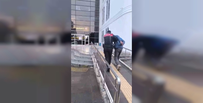 Hatay'da dramatik yakalama: Cumhurbaşkanı'na hakaret ve kaçak kazı suçlarından aranan şahıs sahte kimlikle ele geçirildi