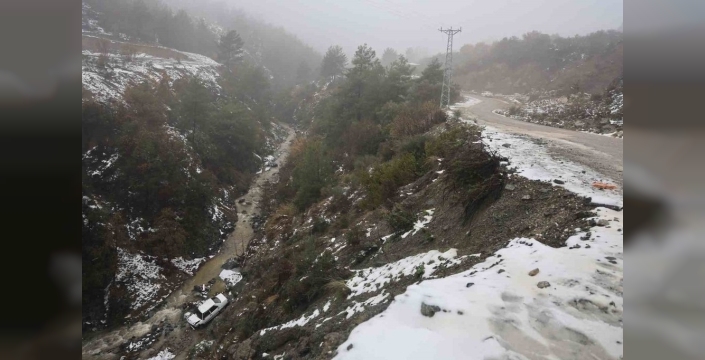 Hatay'da nefes kesen kurtuluş: Otomobil dereye uçtu, sürücü son anda canını kurtardı