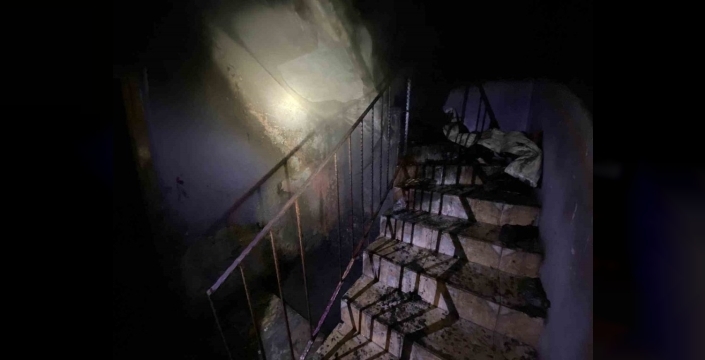 Hatay'da yangına teslim olan evdeki 7 kişilik aile itfaiye ekiplerince kurtarıldı