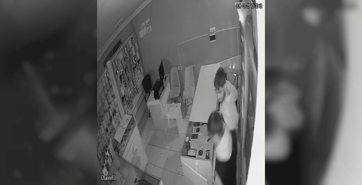 Iğdır'da telefon mağazasına gece baskını: Hırsızlar kameralara yakalandı