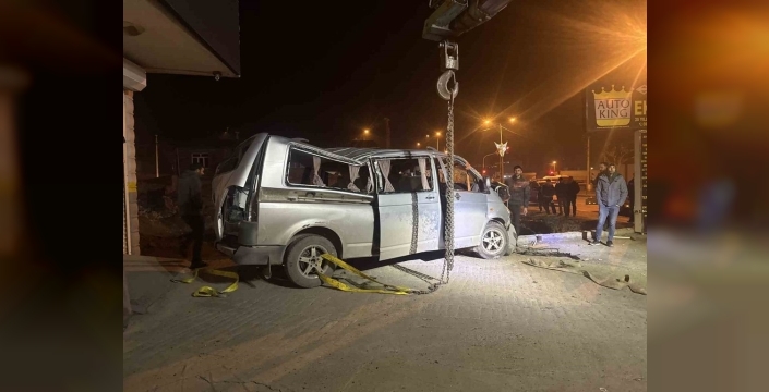 Iğdır'da yol kenarına devrilen araçta iki kişi yaralandı