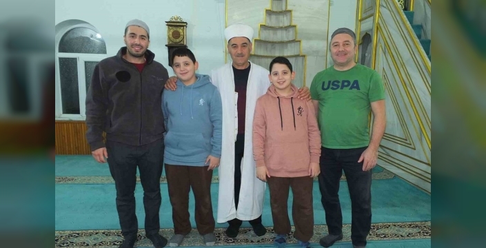 İkiz Hafızlar Yaz Tatilinde Burhaniye Ören Camii'nde Görev Başında