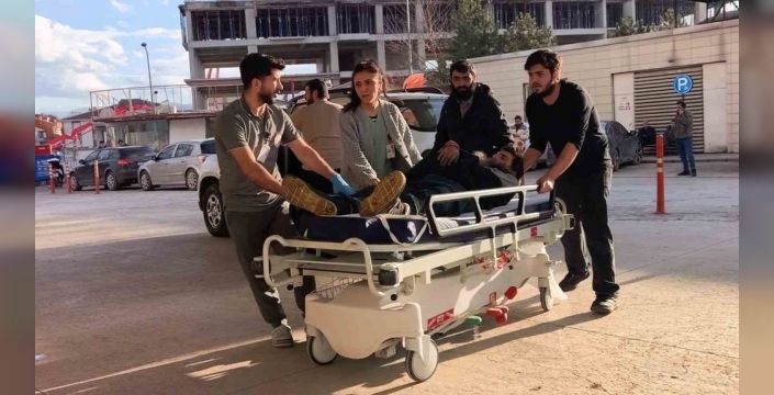 İnegöl'de çatıdan düşen adamı bagajda hastaneye götürdüler