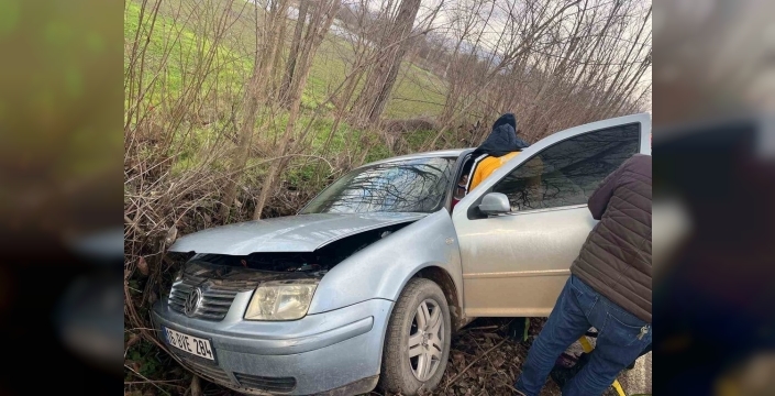 İnegöl'de direksiyon hakimiyeti kaybı: Otomobil ağaca çarptı, bir kişi yaralandı