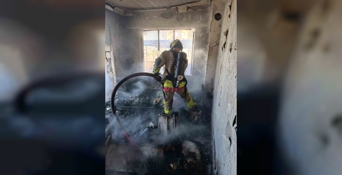 İskenderun'da yangın: Dışarı çıkmak istemeyen şahıs yaralandı