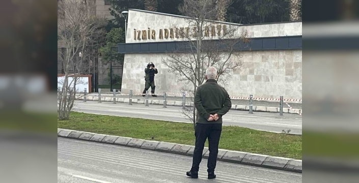 İzmir Adliyesi önünde şüpheli paket paniği: Boş çıktı