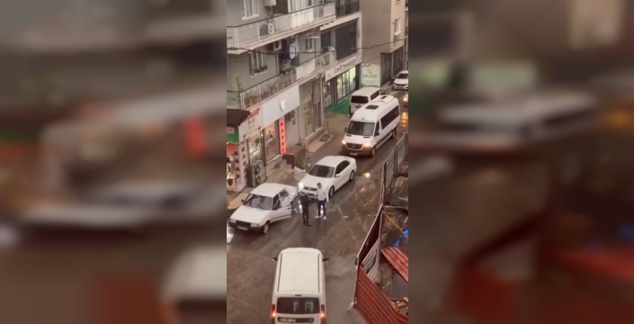 İzmir'de kan donduran trafik dehşeti: Döner bıçaklı maganda tutuklandı!