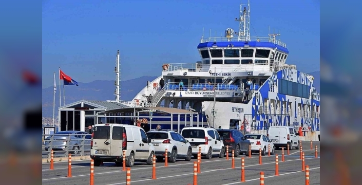 İzmir'de olumsuz hava şartları nedeniyle vapur seferleri iptal edildi