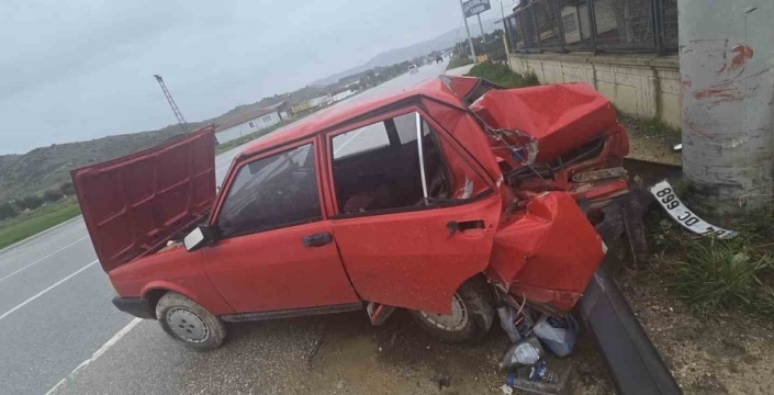 İzmir'de otomobilin betona çarpmasıyla 2 kişi yaralandı