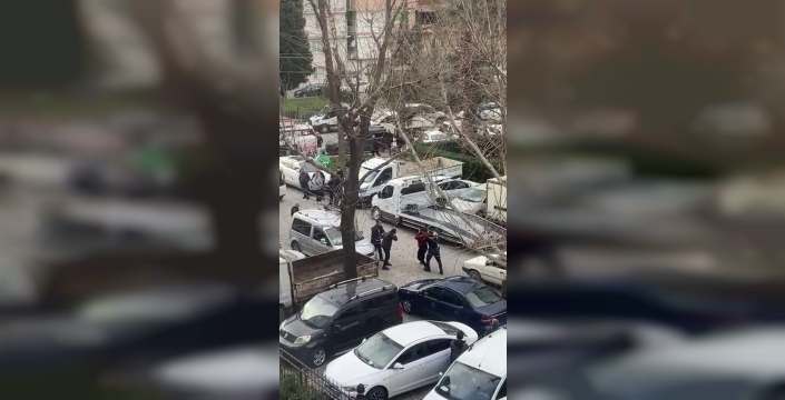 İzmir'de polis merkezi önünde sopalı saldırı anları kamerada