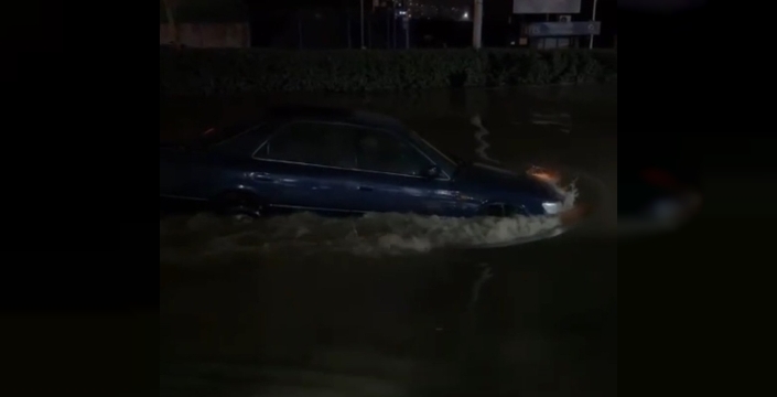 İzmir'de sel sularında otomobil gemi gibi ilerledi