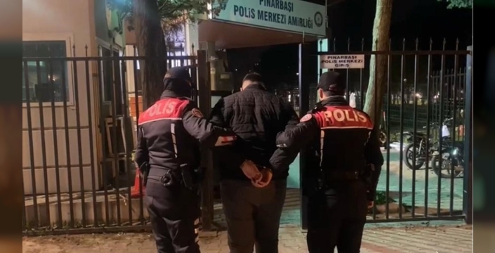 İzmir'de şok operasyon: 128 suçtan aranan 'suç makinesi' polise sahte kimlikle yakalandı!