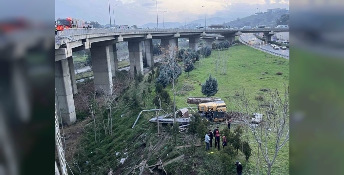 İzmir'de Uçan Yol'da meydana gelen feci kazada 1'i ağır 3 kişi yaralandı