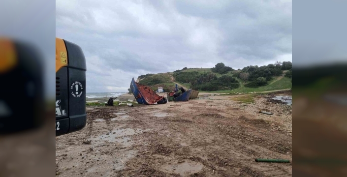 İzmir'in Saklı Cennetinde Tehlikeli Söküm: Demircili Sahili'ndeki Hurda Gemiye Soruşturma Başlatıldı