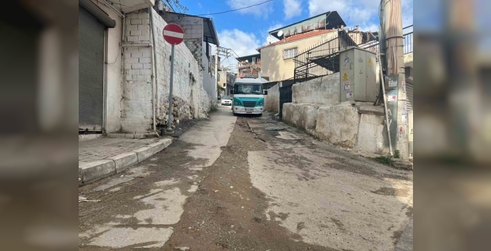 İzmir yollarında kabus: Yağmurla çukurlar ölüm tuzağına dönüştü!