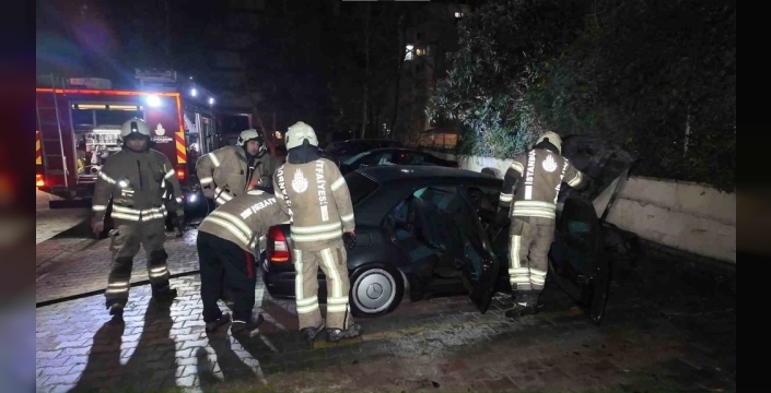 Kadıköy'de otoparkı saran alevler, itfaiyenin hızlı müdahalesiyle söndürüldü