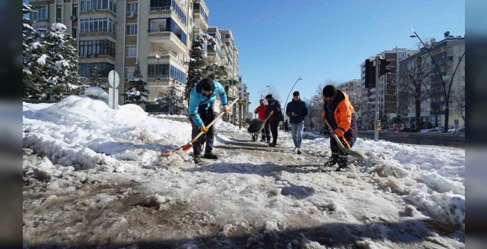 Kahramanmaraş'ta kar mücadelesi: Ekipler gece gündüz çalışıyor