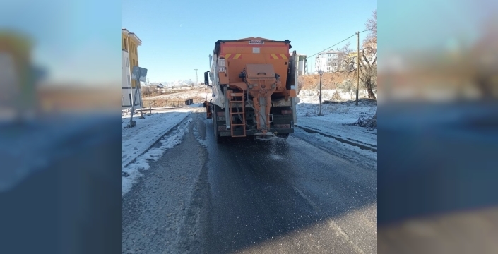 Kahramanmaraş'ta kar yağışına karşı 7/24 mücadele sürüyor
