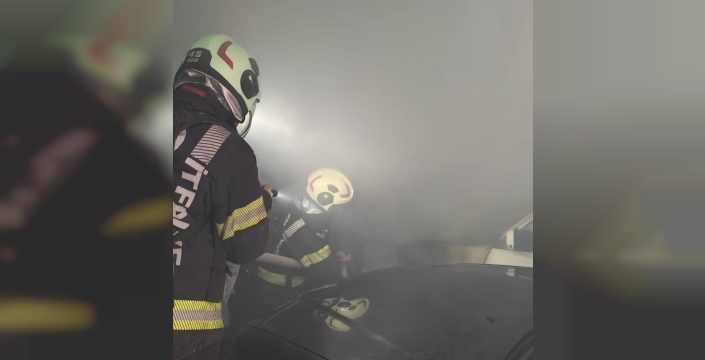 Kapalı otoparktaki otomobil alevlere teslim oldu, büyük panik yaşandı