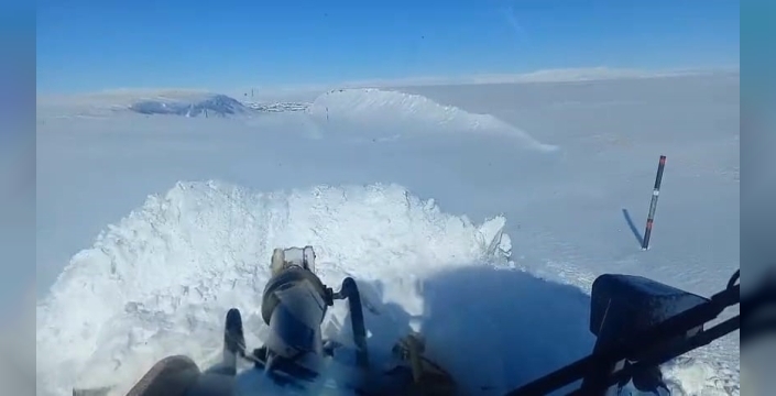 Kar engelini aştılar: Adilcevaz-Malazgirt yolu ulaşıma açıldı!