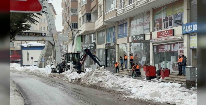 Kar kütlesi altında can veren genç kız, gözyaşlarıyla toprağa verildi