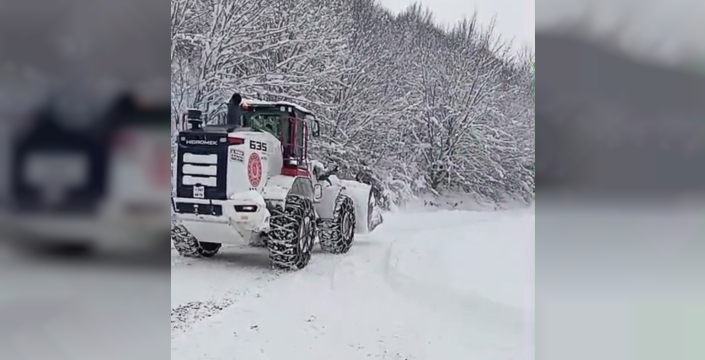 Kar nedeniyle yol kapandı, cenaze iş makinesiyle taşındı
