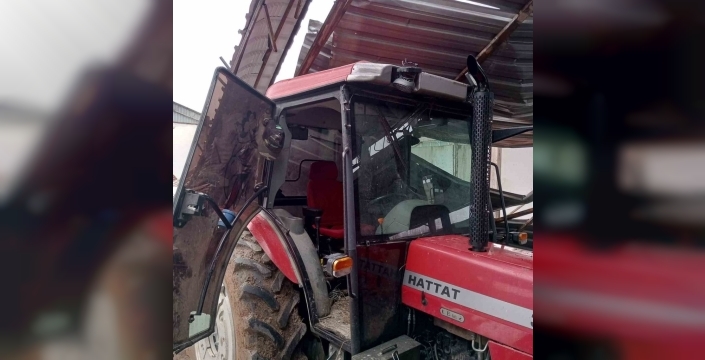 Kar yağışı mandıra çatısını çökertti, 4 ton buğday yok oldu