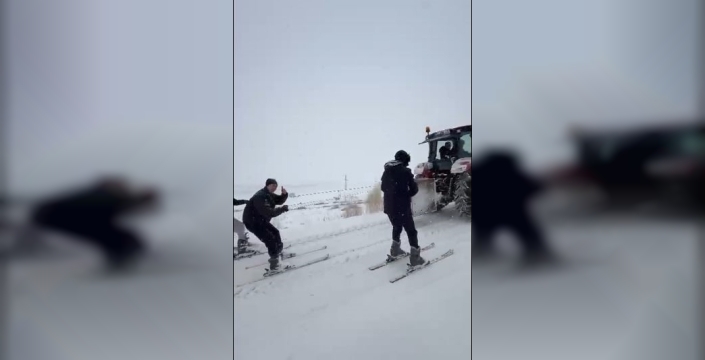 Kar yağışı sonrası gençlerin eğlenceli anları