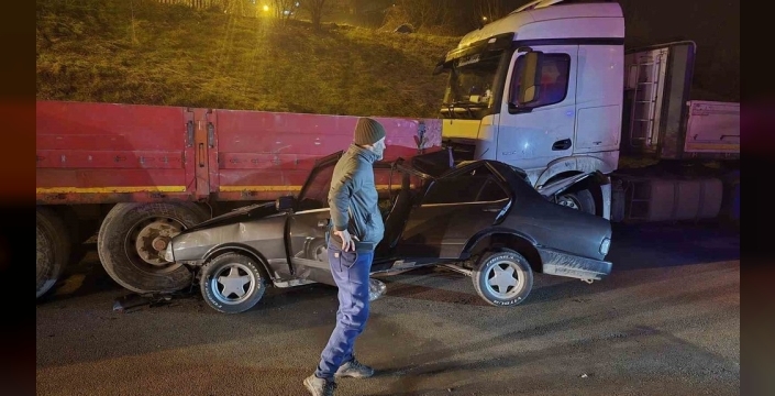 Karabük'te dehşet anları: Alkollü sürücü tıra daldı, 2 kişi ağır yaralandı!