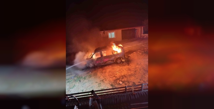 Karacasu'da seyir halindeki ticari araç alev alev yandı, kullanılamaz hale geldi