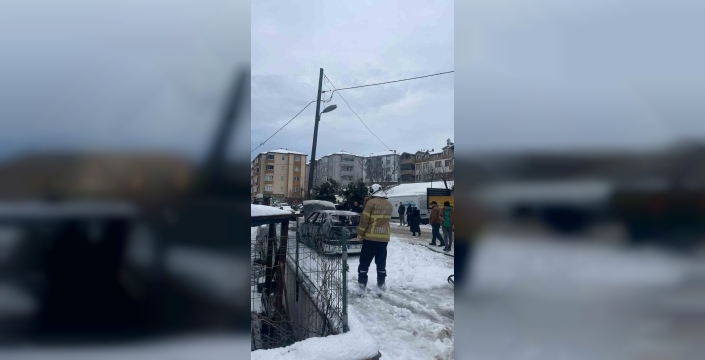 Karadeniz Ereğli'de park halindeki otomobil alev alev yandı