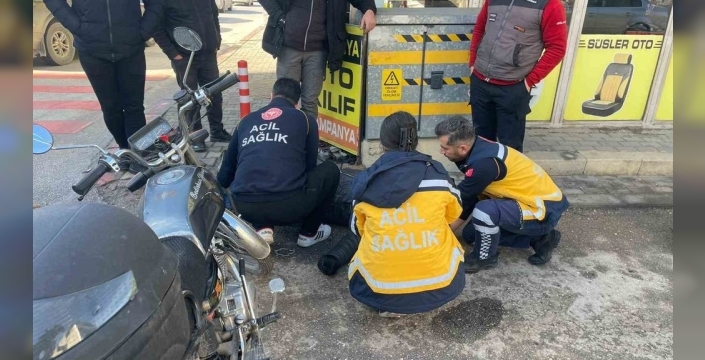 Karaman'da motosiklet kazasında yaralanan sürücü, güvenlik kamerasına böyle yansıdı