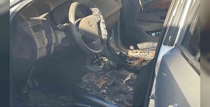Karaman'da park halindeki otomobilde şüpheli yangın: Direksiyon ve koltuklar yandı