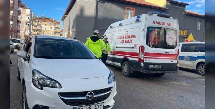 Karaman'da şanslı motosikletçi: Otomobille çarpıştı ama yara almadı!
