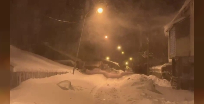 Karayazı'da soğuk hava hayatı durma noktasına getirdi